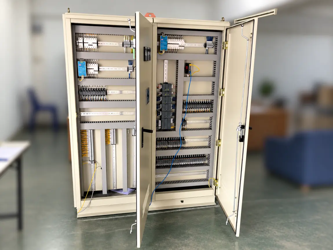 ตัวอย่างงานประกอบตู้ Control Panel ของ PLC Ready ที่ปรับฉากหลังให้นุ่มลง